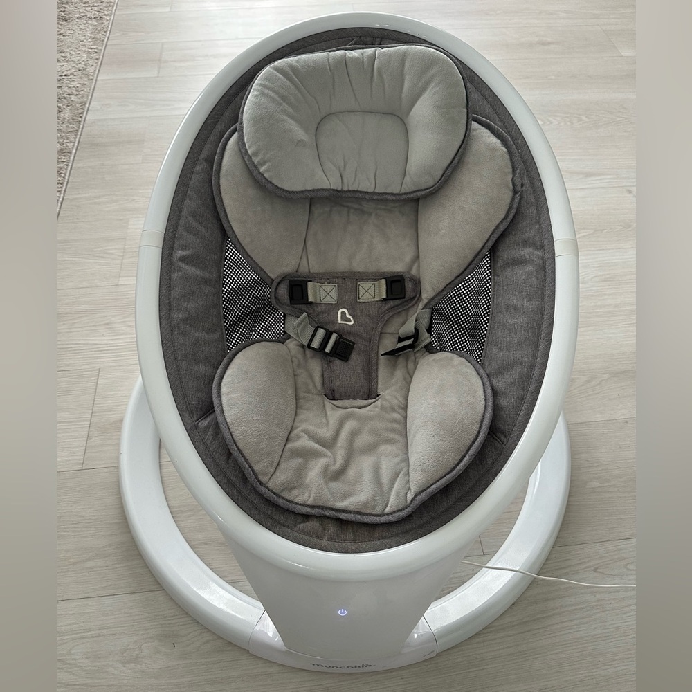 Munchkin Gray and White Baby Seat